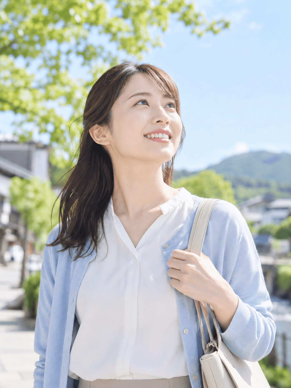 新しい仕事に期待を寄せて空を見上げる求職者