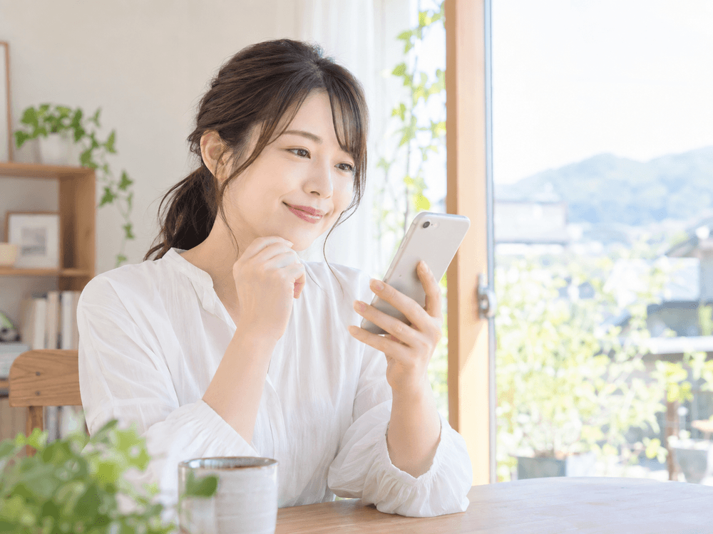 スマートフォンで次の仕事を探す求職者